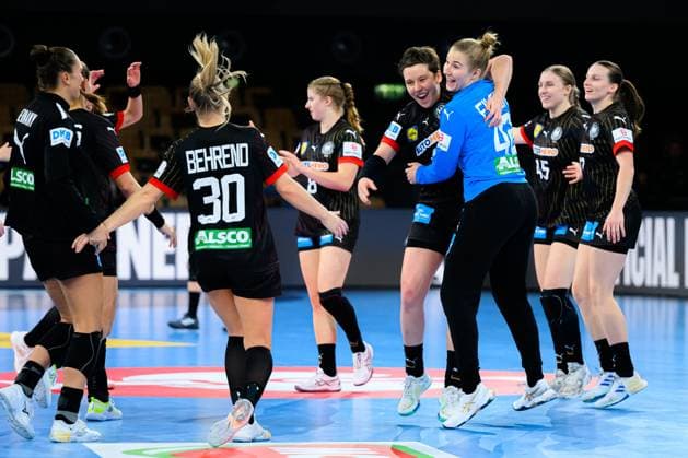 Bilder des Jahres 2024, Sport 11 November Sport Themen der Woche KW48 Sport Bilder des Tages Innsbruck, Oesterreich: Handball EM Frauen - Vorrunde Gruppe F - Deutschland - Ukraine Jenny Behrend (Deutschland), Alina Grijseels (Deutschland), Torhueterin Katharina Filter (Deutschland) Schlussjubel Schlußjubel Emotion Freude Innsbruck Olympiahalle Oesterreich