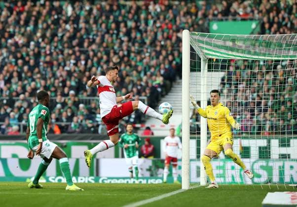 Bilder des Jahres 2024, Sport 11 November Sport Themen der Woche KW48 Sport Bilder des Tages Bremen , Bundesliga SV Werder Bremen vs. VfB Stuttgart , Tor zum 1:1, (L-R) Derrick Köhn (Werder Bremen), Torschütze Ermedin Demirovic (VfB Stuttgart), Torwart Michael Zetterer (Werder Bremen) Gemäß den Vorgaben der DFL Deutschen Fußball Liga ist es untersagt, in dem Stadion und oder vom Spiel angefertigte Fotoaufnahmen in Form von Sequenzbildern und oder videoähnlichen Fotostrecken zu verwerten bzw. verwerten zu lassen.