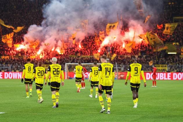 Bilder des Jahres 2024, Sport 11 November Sport Themen der Woche KW48 Sport Bilder des Tages 30.11.2024, 1. Bundesliga, 12. Spieltag, Borussia Dortmund - FC Bayern München, Die Spieler des BVB bejubeln das Tor zum 1:0 durch Jamie Jermaine Gittens (Borussia Dortmund) und Fans zünden Pyrotechnik, Dortmund Signal Iduna Park NRW Deutschland xRHR-FOTO DEx Copyright: DennisxEwert RHR-FOTOx RHR-FOTO DE