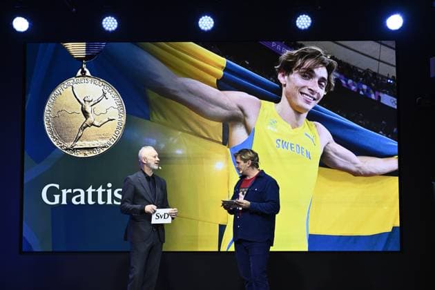 Bilder des Jahres 2024, Sport 12 Dezember Sport Themen der Woche KW 49 Sport Bilder des Tages STOCKHOLM, SVERIGE 20241203 Anders Lindblad, sportkrönikör och sekreterare i Bragdnämnden och konferenciern Henrik Torehammar vid tillkännagivandet att stavhopparen Armand Duplantis far Svenska Dagbladets guldmedalj, Bragdguldet 2024. STOCKHOLM SVERIGE x10430x Copyright: xChristinexOlsson TTx BRAGDGULDET 2024