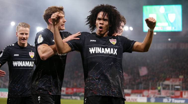 Bilder des Jahres 2024, Sport 12 Dezember Sport Themen der Woche KW 49 Sport Bilder des Tages BAU 03.12.2024 Regensburg Fußball DfB-Pokal SSV Jahn Regensburg vs. VfB Stuttgart, Jubel. über das Tor zum 0:2, v.l. Chris Führich, Yannick Keitel, Torschütze Anrie Chase, Ramon Hendriks (VfB)