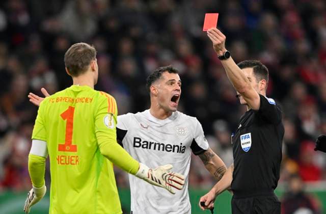 Bilder des Jahres 2024, Sport 12 Dezember Sport Themen der Woche KW 49 Sport Bilder des Tages nach Zweikampf, Aktion Foul Notbremse von Torwart Manuel Neuer FC Bayern Muenchen FCB (01) gegen Jeremie Frimpong Bayer 04 Leverkusen (30) zeigt Schiedsrichter Referee Harm Osmers Torwart Manuel Neuer FC Bayern Muenchen FCB (01) rote Karte rot Platzverweis Granit Xhaka Bayer 04 Leverkusen (34) Gestik Geste FC Bayern Muenchen FCB vs Bayer 04 Leverkusen DFB-Pokal Achtelfinale 03.12.2024 DFL REGULATIONS PROHIBIT ANY USE OF PHOTOGRAPHS AS IMAGE SEQUENCES AND OR QUASI-VIDEO FC Bayern Muenchen FCB vs Bayer 04 Leverkusen DFB-Pokal