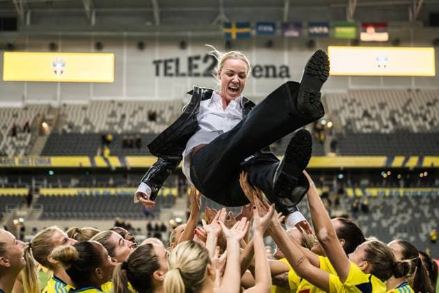 Bilder des Jahres 2024, Sport 12 Dezember Sport Themen der Woche KW 49 Sport Bilder des Tages 241203 Players of Sweden and Caroline Seger during a ceremony to honor her career after the UEFA Women s EURO Qualifier, EM, Europameisterschaft play-off football match between Sweden and Serbia on December 3, 2024 in Stockholm. Photo: Joel Marklund BILDBYRAN kod JM JM0616 bbeng fotboll football soccer fotball em-kval kval uefa womens euro qualifier play-off sverige sweden serbien serbia dam Copyright: JOELxMARKLUND BB241203JM097