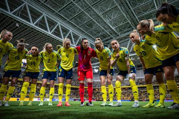 Bilder des Jahres 2024, Sport 12 Dezember Sport Themen der Woche KW 49 Sport Bilder des Tages 241203 Kosovare Asllani of Sweden speaks to her teammates ahead of the UEFA Women s EURO Qualifier, EM, Europameisterschaft play-off football match between Sweden and Serbia on December 3, 2024 in Stockholm. Photo: Maxim ThorÃ BILDBYRAN kod MT JM0616 bbeng fotboll football soccer fotball em-kval kval uefa womens euro qualifier play-off sverige sweden serbien serbia dam Copyright: MAXIMxTHORE BB241203MT145