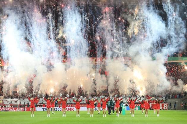 Bilder des Jahres 2024, Sport 12 Dezember Sport Themen der Woche KW 49 Feuerwerk in der Kölner Südkurve vor dem Anpfiff, Köln, Deutschland, 04.12.2024, DFB-Pokal Achtelfinale, 1. FC Köln - Hertha BSC Berlin. DFL REGULATIONS PROHIBIT ANY USE OF PHOTOGRAPHS AS IMAGE SEQUENCES AND OR QUASI-VIDEO