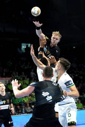 Bilder des Jahres 2024, Sport 12 Dezember Sport Themen der Woche KW 49 Sport Bilder des Tages DEU, EHF Champions LeagueFuechse Berlin vs. Sporting Lissabon, 05.12.2024, Max-Schmeling-Halle, Berlin, DEU, EHF Champions LeagueFuechse Berlin vs. Sporting Lissabon, im Bild Matthes Langhoff (Fuechse Berlin 25) Foto: Juergen Engler nordphoto GmbH