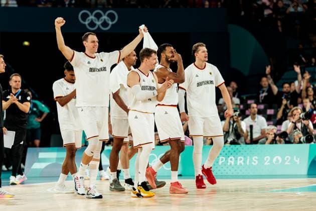 FRA, Paris, Olympischen Spiele Paris 2024, (06.08.2024, Basketball Herren Viertelfinale Deutschland - Griechenland, Bercy Arena) Jubel auf der deutschen Bank Johannes Voigtmann (Deutschland, 7), Andreas Obst (Deutschland, 42), Johannes Thiemann (Deutschland, 32), Moritz Wagner (Deutschland, 13) Copyright: HMBxMedia SteffiexWunderl