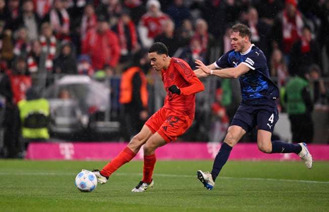 TOR zum 4:2 Jamal Musiala FC Bayern Muenchen FCB (42) Torschuss Aktion Torchance gegen Tim Siersleben 1. FC Heidenheim 1846 FCH (04) FC Bayern Muenchen FCB vs 1. FC Heidenheim FCH 07.12.2024 DFL REGULATIONS PROHIBIT ANY USE OF PHOTOGRAPHS AS IMAGE SEQUENCES AND OR QUASI-VIDEO FC Bayern Muenchen FCB vs 1. FC Heidenheim FCH
