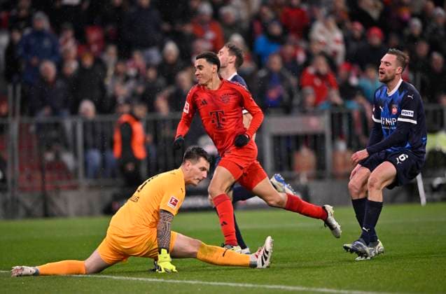 TOR zum 4:2 Jamal Musiala FC Bayern Muenchen FCB (42) Torschuss Aktion Torchance gegen Tim Siersleben 1. FC Heidenheim 1846 FCH (04) Torwart Kevin Mueller 1. FC Heidenheim 1846 FCH (01) Patrick Mainka 1. FC Heidenheim 1846 FCH (06) FC Bayern Muenchen FCB vs 1. FC Heidenheim FCH 07.12.2024 DFL REGULATIONS PROHIBIT ANY USE OF PHOTOGRAPHS AS IMAGE SEQUENCES AND OR QUASI-VIDEO FC Bayern Muenchen FCB vs 1. FC Heidenheim FCH