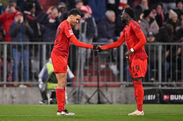 TOR zum 4:2 Jamal Musiala FC Bayern Muenchen FCB (42) Torjubel mit Jonas Foehrenbach 1. FC Heidenheim 1846 FCH (19) shake hands Gestik Geste FC Bayern Muenchen FCB vs 1. FC Heidenheim FCH 07.12.2024 DFL REGULATIONS PROHIBIT ANY USE OF PHOTOGRAPHS AS IMAGE SEQUENCES AND OR QUASI-VIDEO FC Bayern Muenchen FCB vs 1. FC Heidenheim FCH