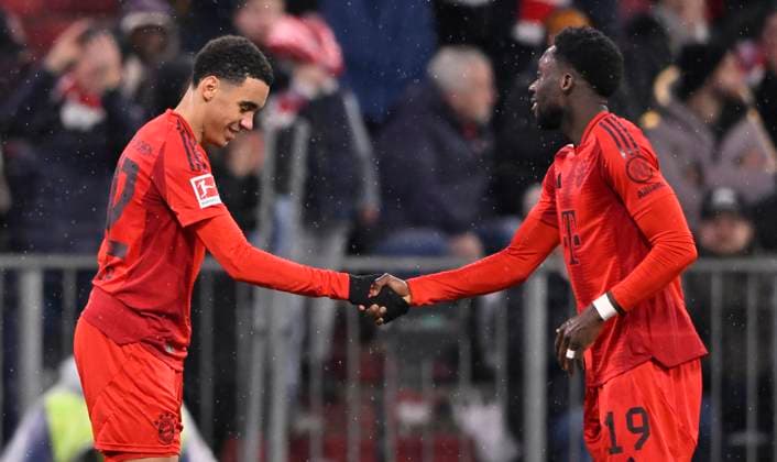 TOR zum 4:2 Jamal Musiala FC Bayern Muenchen FCB (42) Torjubel mit Jonas Foehrenbach 1. FC Heidenheim 1846 FCH (19) shake hands Gestik Geste FC Bayern Muenchen FCB vs 1. FC Heidenheim FCH 07.12.2024 DFL REGULATIONS PROHIBIT ANY USE OF PHOTOGRAPHS AS IMAGE SEQUENCES AND OR QUASI-VIDEO FC Bayern Muenchen FCB vs 1. FC Heidenheim FCH