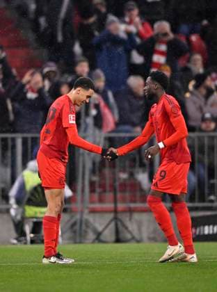 TOR zum 4:2 Jamal Musiala FC Bayern Muenchen FCB (42) Torjubel mit Jonas Foehrenbach 1. FC Heidenheim 1846 FCH (19) shake hands Gestik Geste FC Bayern Muenchen FCB vs 1. FC Heidenheim FCH 07.12.2024 DFL REGULATIONS PROHIBIT ANY USE OF PHOTOGRAPHS AS IMAGE SEQUENCES AND OR QUASI-VIDEO FC Bayern Muenchen FCB vs 1. FC Heidenheim FCH