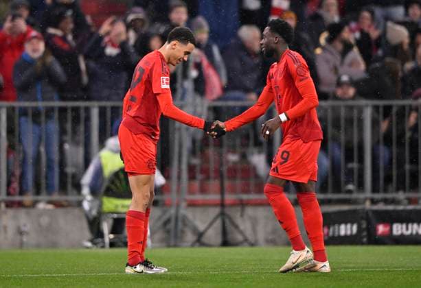 Sport Bilder des Tages TOR zum 4:2 Jamal Musiala FC Bayern Muenchen FCB (42) Torjubel mit Jonas Foehrenbach 1. FC Heidenheim 1846 FCH (19) shake hands Gestik Geste FC Bayern Muenchen FCB vs 1. FC Heidenheim FCH 07.12.2024 DFL REGULATIONS PROHIBIT ANY USE OF PHOTOGRAPHS AS IMAGE SEQUENCES AND OR QUASI-VIDEO FC Bayern Muenchen FCB vs 1. FC Heidenheim FCH