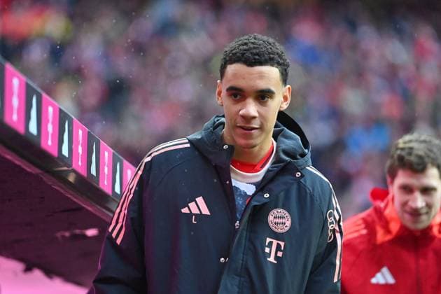 Jamal MUSIALA (Bayern Muenchen), Reservebank,Ersatzbank,Ersatzspieler, Reservespieler,Bank,Ergaenzungsspieler, Aktion,Einzelbild,angeschnittenes Einzelmotiv,Halbfigur,halbe Figur, Fussball 1. Bundesliga Saison 2024 2025, 13.Spieltag, Spieltag13 FC Bayern Muenchen - 1.FC Heidenheim 4-2 am 07.12.2024, A L L I A N Z A R E N A.