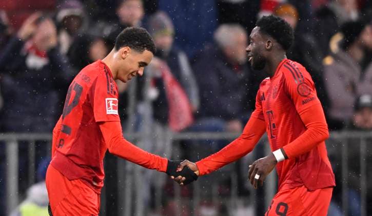 TOR zum 4:2 Jamal Musiala FC Bayern Muenchen FCB (42) Torjubel mit Alphonso Davies Bayern FC Muenchen FCB (19) FC Bayern Muenchen FCB vs 1. FC Heidenheim FCH 07.12.2024 DFL REGULATIONS PROHIBIT ANY USE OF PHOTOGRAPHS AS IMAGE SEQUENCES AND OR QUASI-VIDEO FC Bayern Muenchen FCB vs 1. FC Heidenheim FCH