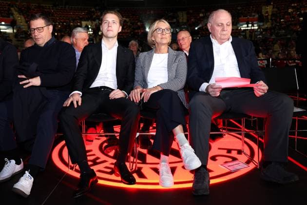 Fußball Jahreshauptversammlung FC Bayern München eV 2024 in der Rudi-Sedlmayer-Halle in München v.l.n.r.: Max Eberl ( Sportvorstand München ), Joel Beckenbauer, Heidi Beckenbauer, Uli Hoeneß ( Ehrenpräsident München ) DFL regulations prohibit any use of photographs as image sequences and or quasi-video.