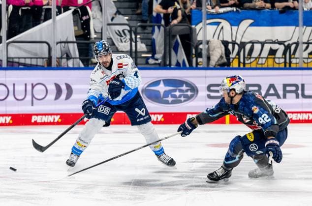 Kampf um den Puck Zweikampf zwischen Morgan Ellis (ERC Ingolstadt Panther, 4) und Chris DeSousa (EHC Red Bull Muenchen, 82). GER, EHC Red Bull Muenchen vs. ERC Ingolstadt, Eishockey, DEL, 24. Spieltag, Saison 2024 2025, 08.12.2024. GER, EHC Red Bull Muenchen vs. ERC Ingolstadt, Eishockey, DEL, 24. Spieltag, Saison 2024 2025, 08.12.2024. Muenchen Copyright: xEibner-Pressefoto HeikexFeinerx EP_HFR