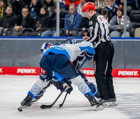 Linesperson Jonas Reinold fuehrt ein Bully Faceoff aus zwischen Andreas Eder (EHC Red Bull Muenchen, 20) und Daniel Pietta (ERC Ingolstadt Panther, 86). GER, EHC Red Bull Muenchen vs. ERC Ingolstadt, Eishockey, DEL, 24. Spieltag, Saison 2024 2025, 08.12.2024. GER, EHC Red Bull Muenchen vs. ERC Ingolstadt, Eishockey, DEL, 24. Spieltag, Saison 2024 2025, 08.12.2024. Muenchen Copyright: xEibner-Pressefoto HeikexFeinerx EP_HFR