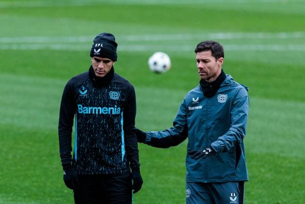 Sport Bilder des Tages UEFA Champions League: Abschlusstraining Bayer 04 Leverkusen; 09.12.2024 Piero Hincapie (Bayer 04 Leverkusen, 3) mit Xabi Alonso (Cheftrainer Bayer 04 Leverkusen) UEFA Champions League: Abschlusstraining Bayer 04 Leverkusen vor dem Spiel gegen Inter Mailand, Leverkusen, BayArena am 09.12.2024 Copyright: xBEAUTIFULxSPORTS Wunderlx