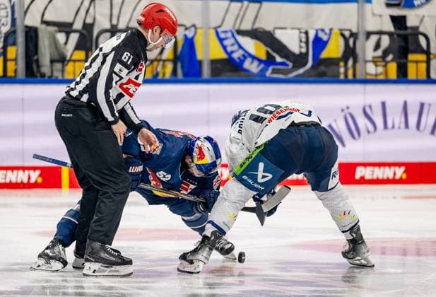 Linesperson Markus Merk fuehrt ein Bully Faceoff aus zwischen Patrick Hager (EHC Red Bull Muenchen, 52) und Tim Brunnhuber (Straubing Tigers, 19). GER, EHC Red Bull Muenchen vs. Straubing Tigers, Eishockey, DEL, 27. Spieltag, Saison 2024 2025, 10.12.2024. GER, EHC Red Bull Muenchen vs. Straubing Tigers, Eishockey, DEL, 27. Spieltag, Saison 2024 2025, 10.12.2024. Muenchen Copyright: xEibner-Pressefoto HeikexFeinerx EP_HFR