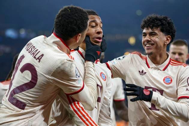 Bilder des Jahres 2024, Sport 12 Dezember Sport Themen der Woche KW50 Sport Bilder des Tages Gelsenkirchen, Deutschland, 10.12.24: Michael Olise (FC Bayern München) Torjubel, jubelt mit seiner Mannschaft nach denm Treffer zum 1:5 zusammen mit Jamal Musiala (FC Bayern München) waehrend des Spiels der Champions League Gruppenphasen zwischen FC Shakhtar Donetsk vs FC Bayern München in der Arena AufSchalke Gelsenkirchen Arena AufSchalke North Rhine-Westphalia Germany Copyright: xBrauer-Fotoagenturx xAdrianxSchlx