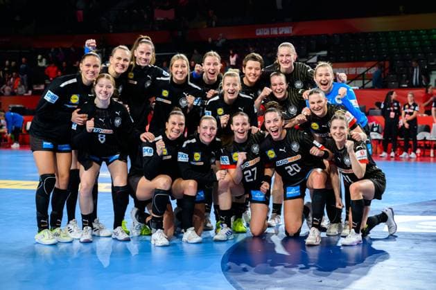 Bilder des Jahres 2024, Sport 12 Dezember Sport Themen der Woche KW50 Sport Bilder des Tages Handball, Frauen: EM, Slowenien - Deutschland, Hauptrunde, Gruppe 2, 4. Spieltag die Mannschaft von Deutschland, Gruppenfoto, Abschlussfoto Wien Stadthalle Oesterreich