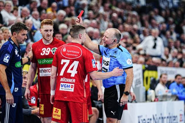 Bilder des Jahres 2024, Sport 12 Dezember Sport Themen der Woche KW50 Sport Bilder des Tages Rote Karte Platzverweis Vincent Buechner (TSV Hannover-Burgdorf, 74) GER, THW Kiel vs. TSV Hannover-Burgdorf, Handball, Bundesliga, Spieltag, 14, Saison 2024 2025, 11.12.2024 GER, THW Kiel vs. TSV Hannover-Burgdorf, Handball, Bundesliga, Spieltag, 14, Saison 2024 2025, 11.12.2024 Kiel Copyright: xEibner-Pressefoto MarcelxvonxFehrnx EP_MFN