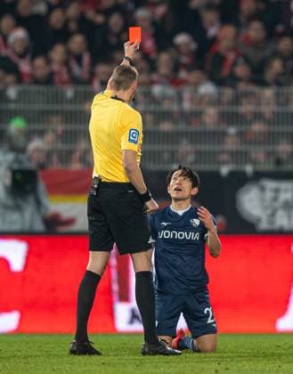 Bilder des Jahres 2024, Sport 12 Dezember Sport Themen der Woche KW50 Sport Bilder des Tages Fussball, Herren, Saison 2024 2025, 1. Bundesliga (14. Spieltag), 1. FC Union Berlin - VfL Bochum, v. l. Schiedsrichter Martin Petersen zeigt Koji Miyoshi (Bochum) die rote Karte, 14.12.2024, Copyright: xSebastianxRäppold MatthiasxKochx