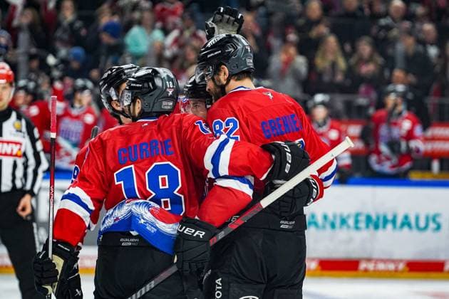 Eishockey Penny-DEL 26. Spieltag Kölner Haie - Löwen Frankfurt am 15.12.2024 in der Lanxess Arena in Köln Joshua Currie ( Köln ), links - gratuliert Alexandre Grenier ( Köln ), rechts - zu seinem Tor zum 3:2 Gemäß den Vorgaben der DEL Deutsche Eishockey Liga ist die Publikation und Weiterverwertung der Aufnahmen in elektronischen Medien und Endgeräten aller Art während des laufenden Spiels nicht zulässig.