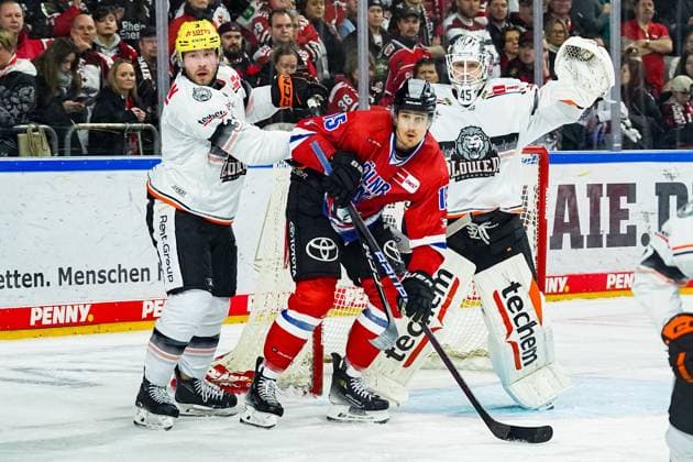 Eishockey Penny-DEL 26. Spieltag Kölner Haie - Löwen Frankfurt am 15.12.2024 in der Lanxess Arena in Köln Andrew Welinski ( Frankfurt ), links - Louis-Marc Aubry ( Köln ), mitte - Jussi Olkinuora ( Frankfurt ), rechts Gemäß den Vorgaben der DEL Deutsche Eishockey Liga ist die Publikation und Weiterverwertung der Aufnahmen in elektronischen Medien und Endgeräten aller Art während des laufenden Spiels nicht zulässig.