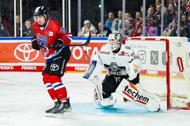 Eishockey Penny-DEL 26. Spieltag Kölner Haie - Löwen Frankfurt am 15.12.2024 in der Lanxess Arena in Köln Louis-Marc Aubry ( Köln ), links - Jussi Olkinuora ( Frankfurt ), rechts Gemäß den Vorgaben der DEL Deutsche Eishockey Liga ist die Publikation und Weiterverwertung der Aufnahmen in elektronischen Medien und Endgeräten aller Art während des laufenden Spiels nicht zulässig.