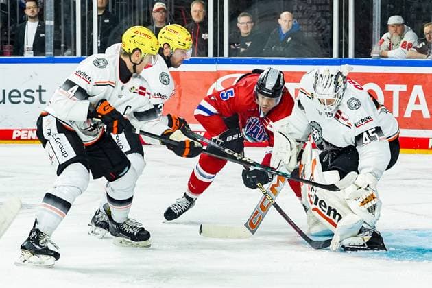 Eishockey Penny-DEL 26. Spieltag Kölner Haie - Löwen Frankfurt am 15.12.2024 in der Lanxess Arena in Köln Reid McNeill ( Frankfurt ), links - Louis-Marc Aubry ( Köln ), mitte - Jussi Olkinuora ( Frankfurt ), rechts Gemäß den Vorgaben der DEL Deutsche Eishockey Liga ist die Publikation und Weiterverwertung der Aufnahmen in elektronischen Medien und Endgeräten aller Art während des laufenden Spiels nicht zulässig.