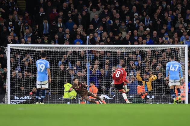 Manchester City v Manchester United, ManU 15 December 2024 - Premier League - Manchester City v Manchester United - Bruno Fernandes of Manchester United scoring the equalising goal from the penalty spot - Photo: Simon Stacpoole Offside. Manchester UK Copyright: xSimonxStacpoolexOffside