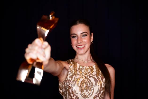 Bilder des Jahres 2024, Sport 12 Dezember Sport Themen der Woche KW50 Sport Bilder des Tages Sportler des Jahres 2024 Darja Varfolomeev posiert nach der Auszeichnung zur Â«Sportlerin des Jahres 2024Â» mit ihrer Trophäe. Baden-Baden Kurhaus Baden-Württemberg Deutschland