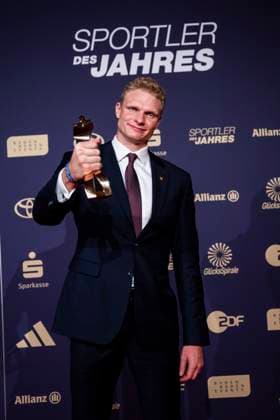 Bilder des Jahres 2024, Sport 12 Dezember Sport Themen der Woche KW50 Sport Bilder des Tages Sportler des Jahres 2024 Oliver Zeidler posiert nach der Auszeichnung zum Â«Sportler des Jahres 2024Â» mit seiner Trophäe. Baden-Baden Kurhaus Baden-Württemberg Deutschland