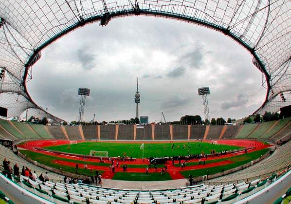 ENGLAND TRAINING IN THE OLYMPIC STADIUM MUNICH FOR THEIR WORLD CUP MATCH WITH GERMANY ON SATURDAY PICTURE DAVID ASHDOWN. 31 8 2001 ENGLAND FOOTBALL 3390473.jpg DMGTCHPDPICT000349876174