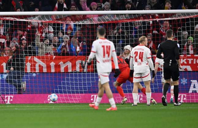 TOR zum 1:0 Jamal Musiala FC Bayern Muenchen FCB (42) Torschuss Aktion Torchance FC Bayern Muenchen FCB vs RB Leipzig RBL 20.12.2024 DFL REGULATIONS PROHIBIT ANY USE OF PHOTOGRAPHS AS IMAGE SEQUENCES AND OR QUASI-VIDEO FC Bayern Muenchen FCB vs RB Leipzig RBL