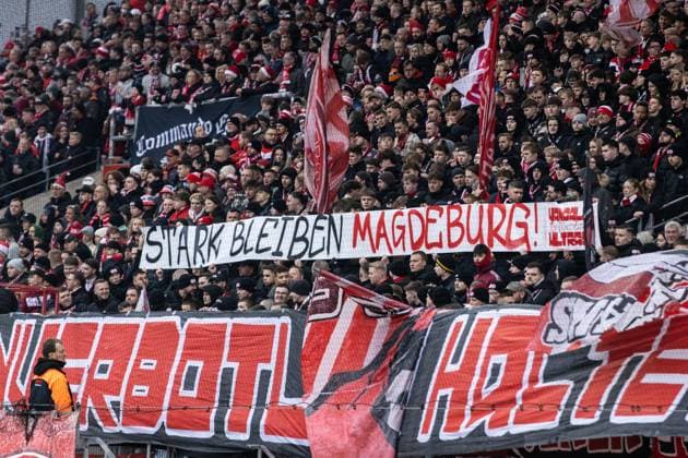 Bilder des Jahres 2024, Sport 12 Dezember Sport Themen der Woche KW51 3. Liga: Rot-Weiss Essen - VfB Stuttgart II; 21.12.2024 Fans von Rot-Weiß Essen mit dem Banner, Strak bleiben Magdeburg , Schweigeminute bis zum Spielanfang. 3. Liga: Rot-Weiss Essen - VfB Stuttgart II; Essen, Stadion an der Hafenstrasse, 21.12.2024 DFB regulations prohibit any use of photographs as image sequences and or quazi-video Copyright: xBEAUTIFULxSPORTS Buriakovx
