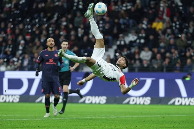 Bilder des Jahres 2024, Sport 12 Dezember Sport Themen der Woche KW51 Sport Bilder des Tages Fußball 1. Bundesliga - Eintracht Frankfurt - 1. FSV Mainz 05 am 21.12.2024 im Deutsche Bank Park in Frankfurt Omar Marmoush (Frankfurt 7) mit einem Fallrückzieher
