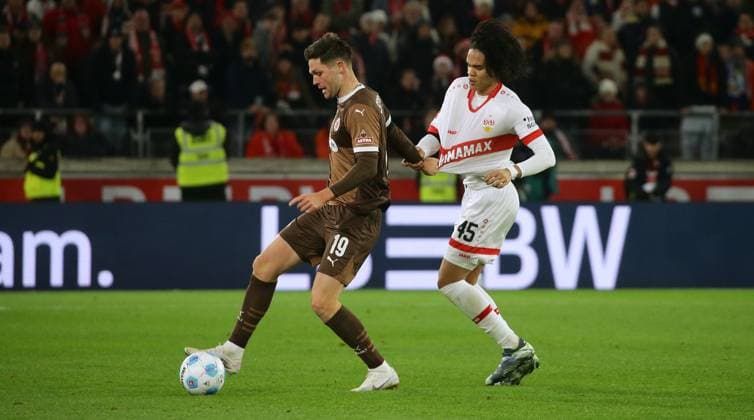 21.12.2024, Deutschland, Stuttgart, Fußball Bundesliga, Saison 2024 2025, VfB Stuttgart, vs. FC St. Pauli, von links: Andreas Albers ( Pauli ) Anrie Chase ( VfB ) Gemäß den Vorgaben der DFL Deutsche Fußball Liga ist es untersagt, in dem Stadion und oder vom Spiel angefertigte Fotoaufnahmen in Form von Sequenzbildern und oder videoähnlichen Fotostrecken zu verwerten bzw. verwerten zu lassen.