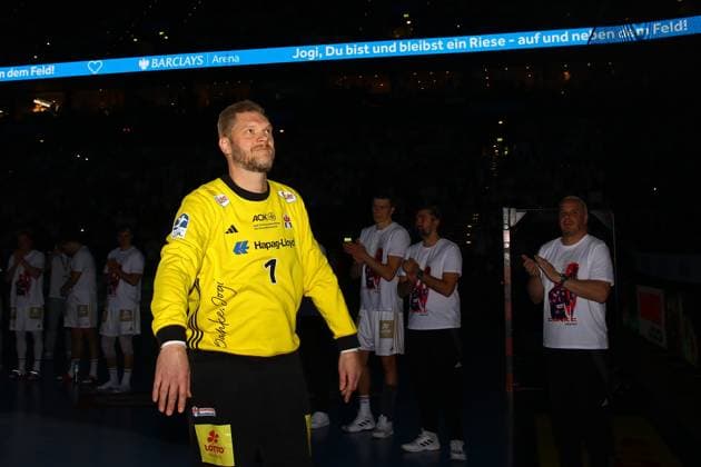 Bilder des Jahres 2024, Sport 12 Dezember 1 Johannes Bitter (HSV Hamburg) beendete nach dem Spiel seine aktive Karriere und ließ sich von den Fans feiern. Handball I Herren I Bundesliga (Daikin HBL) I Saison 2024-2025 I 16. Spieltag I HSV Hamburg - SG Flensburg-Handewitt I 22.12.2024 I Barclays Arena
