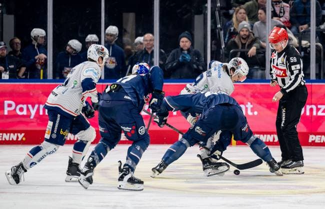 Linesperson Jonas Reinold fuehrt ein Bully Faceoff aus zwischen Jake Virtanen (Iserlohn Roosters, 19) und Andreas Eder (EHC Red Bull Muenchen, 20). GER, EHC Red Bull Muenchen vs. Iserlohn Roosters, Eishockey, DEL, 29. Spieltag, Saison 2024 2025, 22.12.2024. GER, EHC Red Bull Muenchen vs. Iserlohn Roosters, Eishockey, DEL, 29. Spieltag, Saison 2024 2025, 22.12.2024. Muenchen Copyright: xEibner-Pressefoto HeikexFeinerx EP_HFR