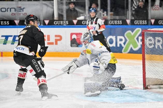 23 12 2024, Porza, Corner Arena, NL: HC Lugano - HC Ambri-Piotta, 97 Calvin Thurkauf (Lugano) against 90 goalkeeper Gilles Senn (Ambri) Porza Corner Arena Ticino Switzerland Copyright: xJustPictures.ch AndreaxBrancax
