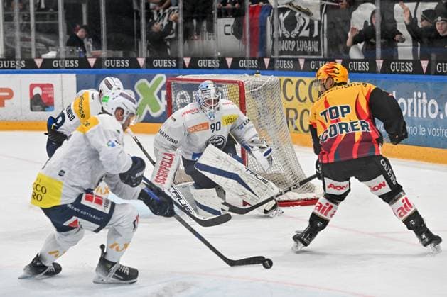 23 12 2024, Porza, Corner Arena, NL: HC Lugano - HC Ambri-Piotta, Topscorer Michael Joly (Lugano) against 90 goalkeeper Gilles Senn (Ambri) Porza Corner Arena Ticino Switzerland Copyright: xJustPictures.ch AndreaxBrancax