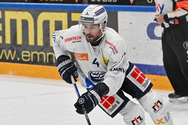23 12 2024, Porza, Corner Arena, NL: HC Lugano - HC Ambri-Piotta, 4 Kodie Curran (Ambri) Porza Corner Arena Ticino Switzerland Copyright: xJustPictures.ch AndreaxBrancax