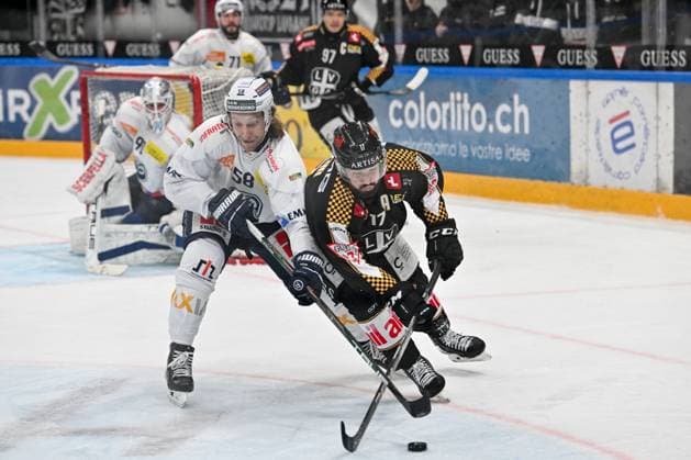 23 12 2024, Porza, Corner Arena, NL: HC Lugano - HC Ambri-Piotta, 58 Jesse Zgraggen (Ambri) against 17 Luca Fazzini (Lugano) Porza Corner Arena Ticino Switzerland Copyright: xJustPictures.ch AndreaxBrancax