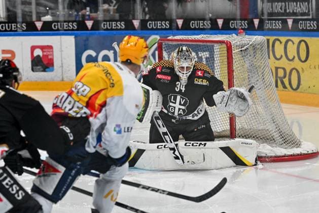 23 12 2024, Porza, Corner Arena, NL: HC Lugano - HC Ambri-Piotta, 34 goalkeeper Niklas Schlegel (Lugano) Porza Corner Arena Ticino Switzerland  Copyright: xJustPictures.ch AndreaxBrancax