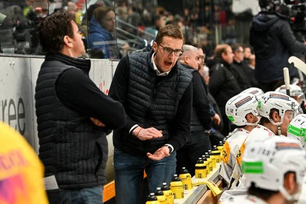 23 12 2024, Porza, Corner Arena, NL: HC Lugano - HC Ambri-Piotta, headcoach Luca Cereda (Ambri) Porza Corner Arena Ticino Switzerland Copyright: xJustPictures.ch AndreaxBrancax