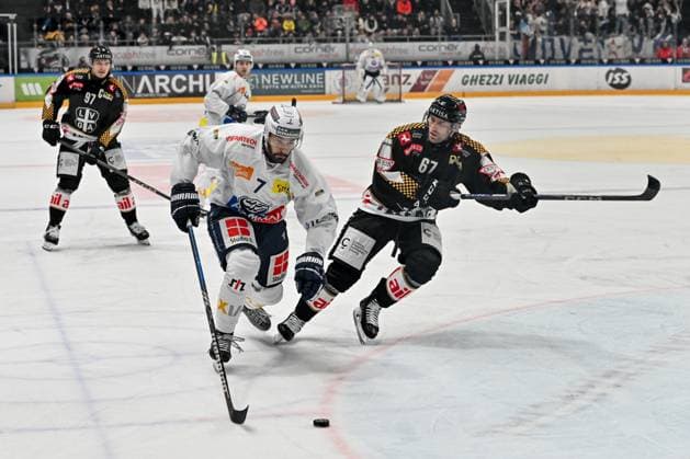 23 12 2024, Porza, Corner Arena, NL: HC Lugano - HC Ambri-Piotta, 7 Isacco Dotti (Ambri) against 67 Jiri Sekac (Lugano) Porza Corner Arena Ticino Switzerland Copyright: xJustPictures.ch AndreaxBrancax