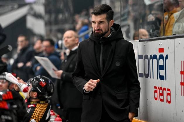 23 12 2024, Porza, Corner Arena, NL: HC Lugano - HC Ambri-Piotta, headcoach Luca Gianinazzi (Lugano) Porza Corner Arena Ticino Switzerland Copyright: xJustPictures.ch AndreaxBrancax